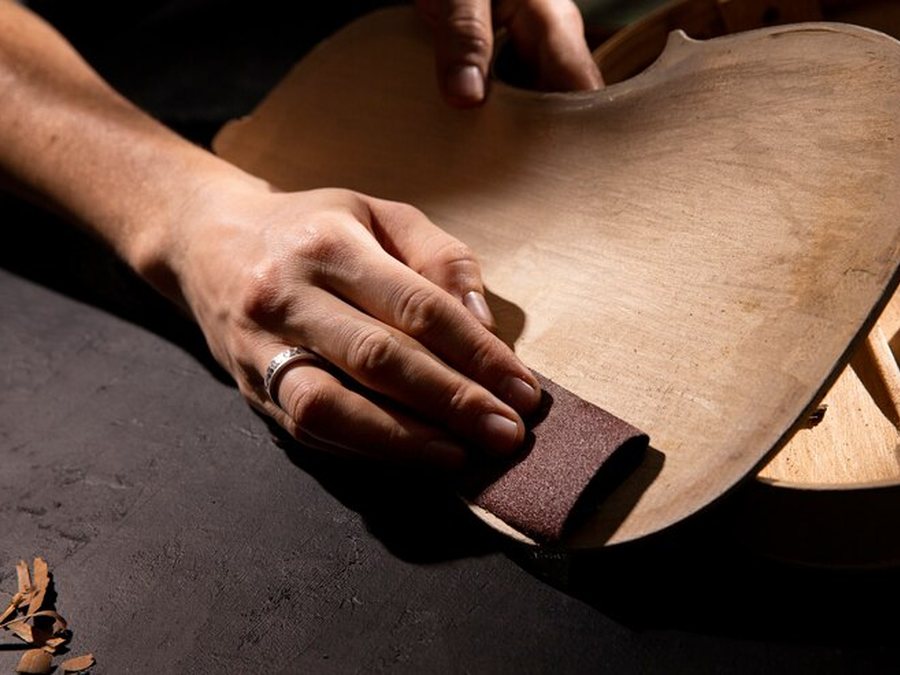 Lijado a mano de la tapa de un instrumento