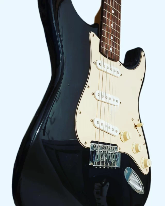 Stratocaster Squier 2001 calibrada con Ernie Ball 010 $48000